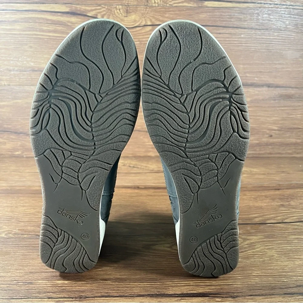 Dansko ships within
